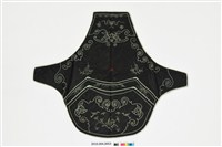 藏品(黑色地彩繡牡丹紋下端寬形肚兜)的圖片