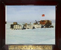 藏品(照片—國旗插於南極探勘車上)的圖片
