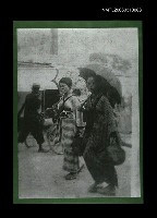 主要名稱：婦人撐傘合照(影本)圖檔，第1張，共1張