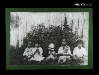 主要名稱：小孩在圍籬前6人合照(影本)圖檔，第1張，共1張