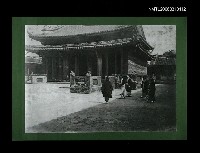 主要名稱：孔廟大成殿前遊客照片(影本)圖檔，第1張，共1張