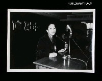 主要名稱：謝冰瑩致詞照圖檔，第1張，共1張