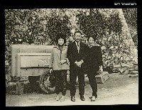 主要名稱：張漱菡與夫婿崔右明及其妹在橫貫公路留影（1969）圖檔，第1張，共1張