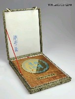 主要名稱：大陸作家訪問團給尹雪曼紀念牌圖檔，第2張，共2張