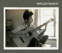 主要名稱：青年葉笛彈吉他圖檔，第1張，共1張