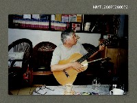 主要名稱：葉笛彈吉他的神情圖檔，第1張，共1張