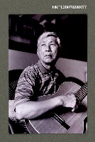 主要名稱：葉笛在家中彈吉他獨照圖檔，第1張，共1張
