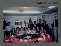 主要名稱：趙淑敏於文學的童年座談會會後盛宴上之合照（1990）圖檔，第1張，共1張