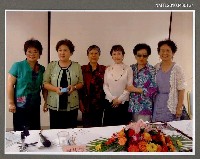 主要名稱：趙淑俠與歷屆海外華文女作家協會會長合影圖檔，第2張，共3張