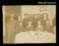 主要名稱：郁達夫與臺北帝國大學文學院部分師生黃得時等人餐敘後合影圖檔，第1張，共1張