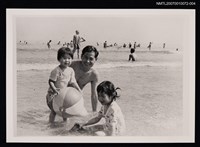 主要名稱：王愷與女兒們於海邊沙灘合照（翻拍照）圖檔，第1張，共1張
