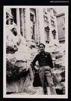 主要名稱：王愷獨照（古蹟雕塑前）（翻拍照）圖檔，第1張，共1張