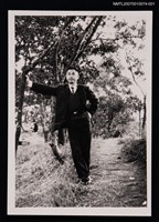 主要名稱：羊令野獨照（戶外，全身站姿）（翻拍照）圖檔，第1張，共1張