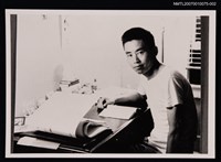 主要名稱：向明獨照（室內書桌前）（翻拍照）圖檔，第1張，共1張