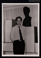 主要名稱：向明獨照（於塑像前）（翻拍照）圖檔，第1張，共1張