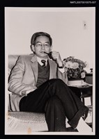 主要名稱：向明獨照（手持煙斗，坐姿）（翻拍照）圖檔，第1張，共1張