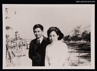 主要名稱：向明夫婦合照（戶外）（翻拍照）圖檔，第1張，共1張