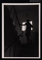 主要名稱：向明獨照（上樓背影）圖檔，第1張，共1張