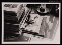 主要名稱：向明的書房桌面（手錶、筆、梳子等）圖檔，第1張，共1張