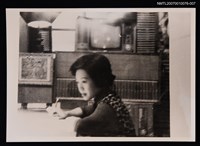 主要名稱：蓉子獨照（寫作，側影）（翻拍照）圖檔，第1張，共1張