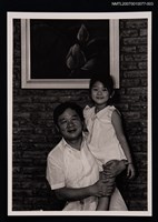 主要名稱：瘂弦與小女兒合照（背景為荷花）圖檔，第1張，共1張