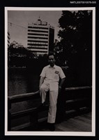 主要名稱：文曉村獨照（倚靠橋邊）圖檔，第1張，共1張