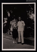 主要名稱：文曉村與○○合照（戶外，全身站姿）圖檔，第1張，共1張