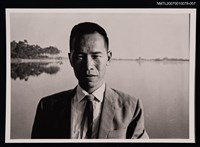 主要名稱：文曉村獨照（半身，背景為湖面）圖檔，第1張，共1張