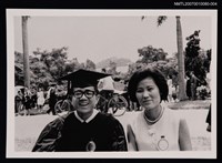 主要名稱：王憲陽夫婦合照（畢業典禮）（翻拍照）圖檔，第1張，共1張