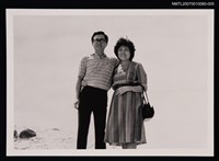 主要名稱：王憲陽夫婦合照（戶外，全身站姿）（翻拍照）圖檔，第1張，共1張