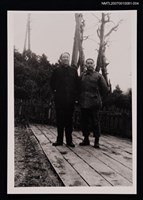 主要名稱：曹介直與友人合照（戶外，全身站姿）（翻拍照）圖檔，第1張，共1張