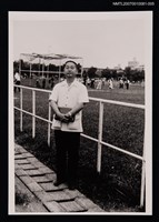 主要名稱：曹介直獨照（戶外，全身站姿）（翻拍照）圖檔，第1張，共1張