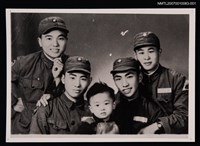主要名稱：楚戈與友人、小孩合照（青年時期）（翻拍照）圖檔，第1張，共1張