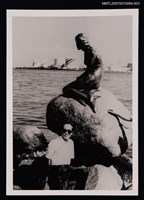 主要名稱：余光中獨照（海邊人魚雕像）（翻拍照）圖檔，第1張，共1張
