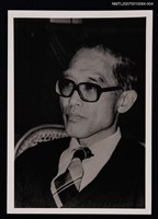 主要名稱：余光中獨照（坐於藤椅，半身照）（翻拍照）圖檔，第1張，共1張