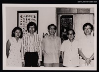 主要名稱：余光中（右二）與四位友人合照（翻拍照）圖檔，第1張，共1張