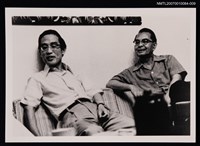 主要名稱：余光中（左）與友人合照（坐於沙發）（翻拍照）圖檔，第1張，共1張