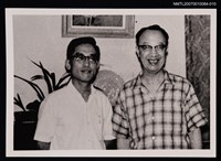 主要名稱：余光中（左）與友人合照（室內，半身照）（翻拍照）圖檔，第1張，共1張