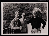 主要名稱：余光中（中）與兩位友人合照（戶外，站姿）（翻拍照）圖檔，第1張，共1張