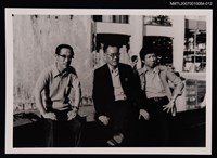 主要名稱：余光中（左）與兩位友人合照（戶外，坐姿）（翻拍照）圖檔，第1張，共1張