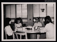 主要名稱：余光中與三位女性友人合照（圓桌）（翻拍照）圖檔，第1張，共1張