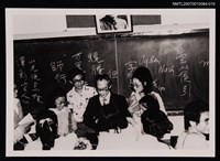 主要名稱：余光中與學生合照（黑板前）（翻拍照）圖檔，第1張，共1張