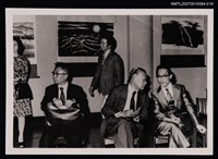 主要名稱：余光中（右一）與友人合照（身穿西裝，坐姿全身照）（翻拍照）圖檔，第1張，共1張