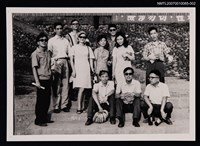 主要名稱：王渝與辛鬱、張拓蕪等友人合照（翻拍照）圖檔，第1張，共1張