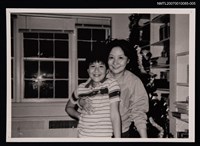 主要名稱：王渝與兒子合照（室內，聖誕樹）（翻拍照）圖檔，第1張，共1張