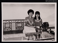 主要名稱：敻紅與女兒合照（身穿短䄂）（翻拍照）圖檔，第1張，共1張