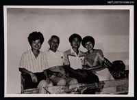 主要名稱：敻紅與家人合照（翻拍照）圖檔，第1張，共1張