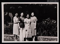 主要名稱：敻紅 與三位友人合照（戶外）（翻拍照）圖檔，第1張，共1張