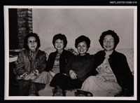 主要名稱：敻紅與蓉子、余光中夫人、姚宜瑛合照（室內）（翻拍照）圖檔，第1張，共1張