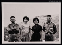 主要名稱：張拓蕪（左一）與三位友人合照（翻拍照）圖檔，第1張，共1張